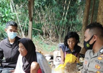 Nenek Jompo di Sukabumi hidup Prihatin Bersama Anaknya yang Lumpuh