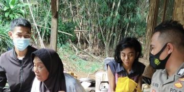 Nenek Jompo di Sukabumi hidup Prihatin Bersama Anaknya yang Lumpuh