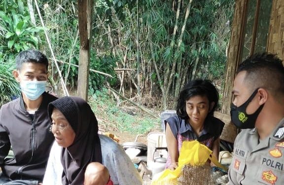 Nenek Jompo di Sukabumi hidup Prihatin Bersama Anaknya yang Lumpuh