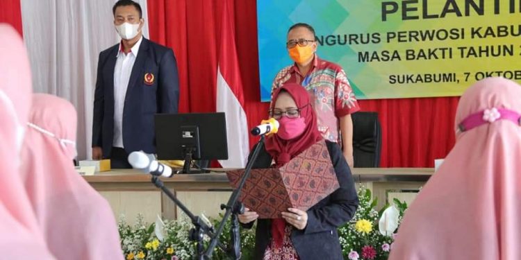PERWOSI DILANTIK, WABUP MINTA BERSINERGI MEMASYARAKATKAN OLAHRAGA