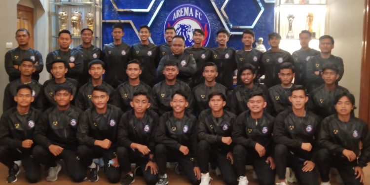 Remaja Asal Desa Ciwaru Sukabumi, Raden Muhammad Ridwan Kini Berseragam Arema FC