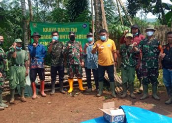Koramil 0711/Cibadak Beserta Pemdes Seuseupan Adakan Giat Karya Bakti Pelebaran Jalan