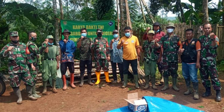 Koramil 0711/Cibadak Beserta Pemdes Seuseupan Adakan Giat Karya Bakti Pelebaran Jalan