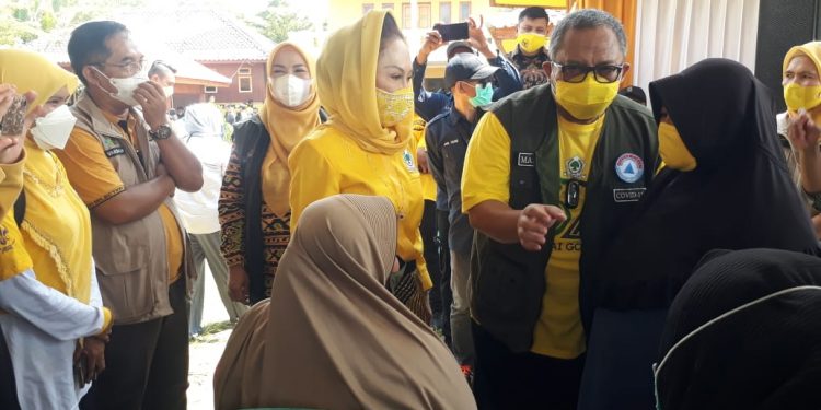 Peringati HUT Golkar Ke-57 DPD Partai Golkar Kabupaten Sukabumi Beri Santunan untuk Ratusan Jompo dan Yatim