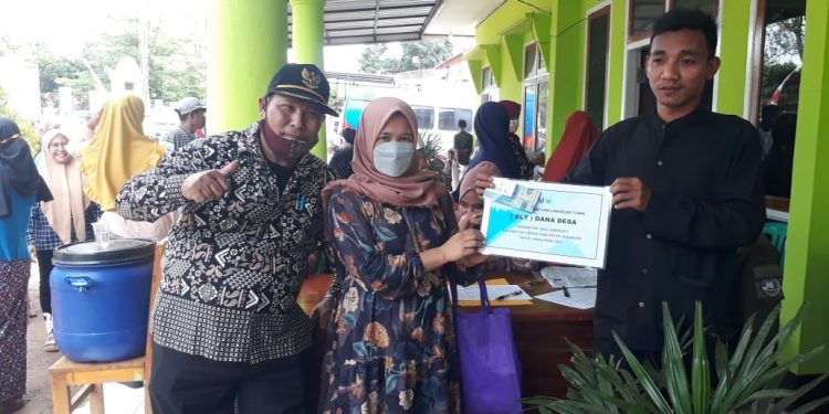 Pemdes Girimukti Salurkan BLT DD kepada 123 KPM