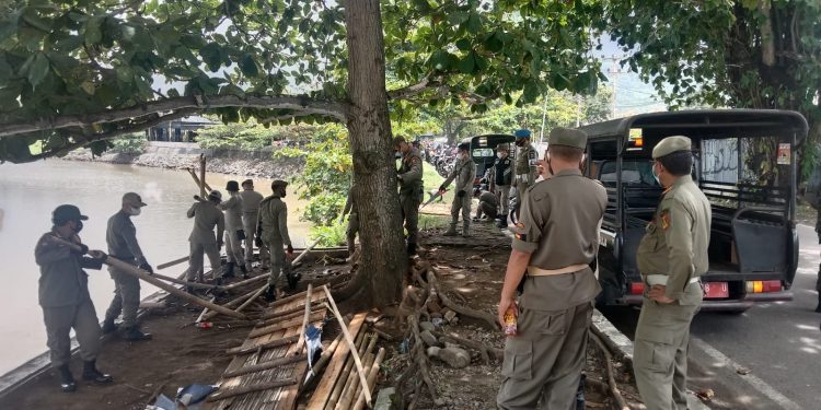 Pedagang di Sepanjang Jalan Siliwangi-Citepus Palabuhanratu Ditertibkan Petugas