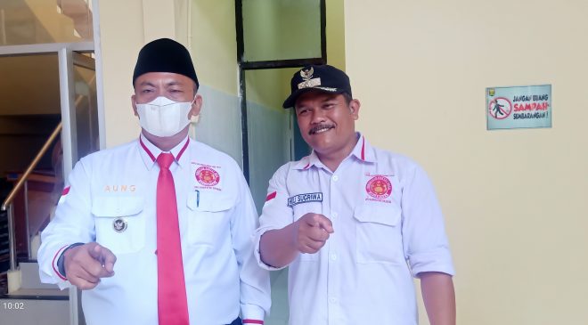 Aung, Ketua DPD Parade Nusantara (kiri) bersama salahsatu kades