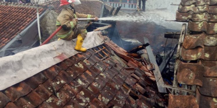 Akibat Korsleting Rumah Warga di Sukabumi Hangus Dilalap Api