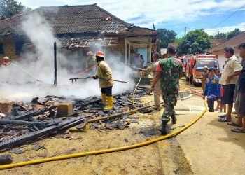 Diduga Lupa Matikan Kompor Gas, Rumah Milik Warga Ciparay Ludes Terbakar