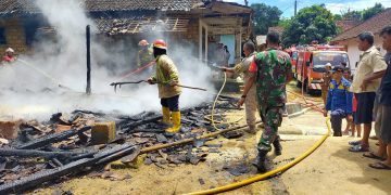 Diduga Lupa Matikan Kompor Gas, Rumah Milik Warga Ciparay Ludes Terbakar