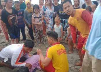Saat Menikmati Liburan, 4 Wisatawan Dihantam Ombak Pantai Karang Hawu