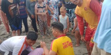 Saat Menikmati Liburan, 4 Wisatawan Dihantam Ombak Pantai Karang Hawu
