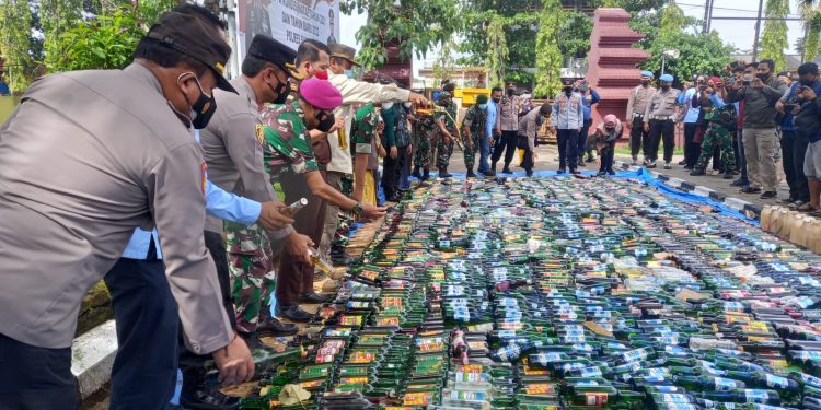 Jelang Tahun Baru, Polres Sukabumi Musnahkan Ribuan Botol Miras