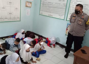 Bripka Bayu, Bhabinkamtibmas Leuwikoja Cianjur Beri Pembelajaran Bahasa Inggris Untuk Siswa SD