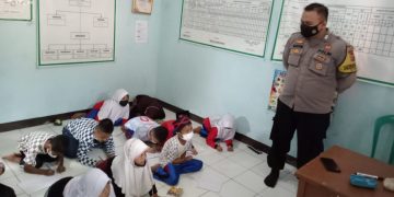 Bripka Bayu, Bhabinkamtibmas Leuwikoja Cianjur Beri Pembelajaran Bahasa Inggris Untuk Siswa SD
