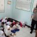 Bripka Bayu, Bhabinkamtibmas Leuwikoja Cianjur Beri Pembelajaran Bahasa Inggris Untuk Siswa SD