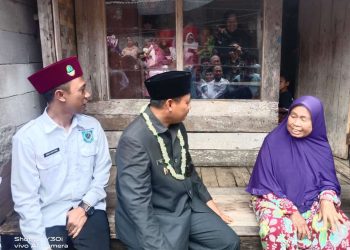 Wagub Jabar, Uu Ruzhanul Ulum Berikan Bantuan Rutilahu kepada Warga Wanajaya Cisolok Palabuhanratu