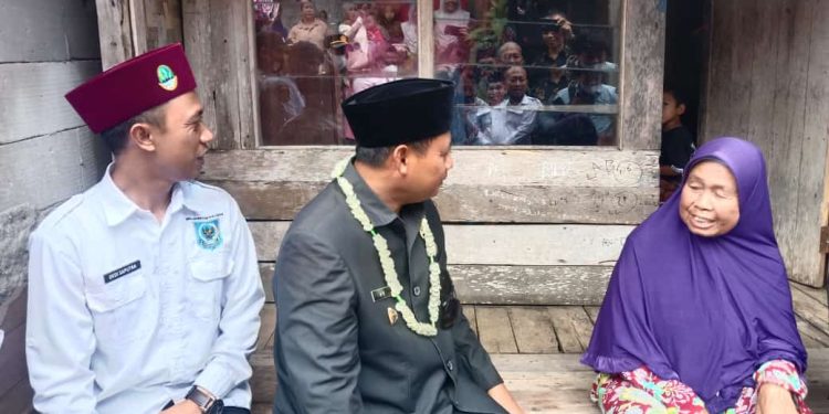 Wagub Jabar, Uu Ruzhanul Ulum Berikan Bantuan Rutilahu kepada Warga Wanajaya Cisolok Palabuhanratu