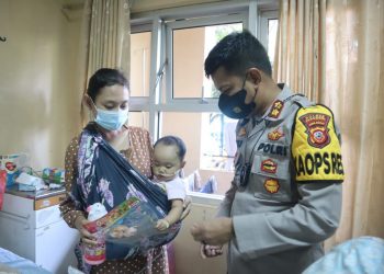 Usai Monitoring Vaksinasi, Kapolres Sukabumi Jenguk Pasien Anak di RS