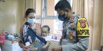Usai Monitoring Vaksinasi, Kapolres Sukabumi Jenguk Pasien Anak di RS