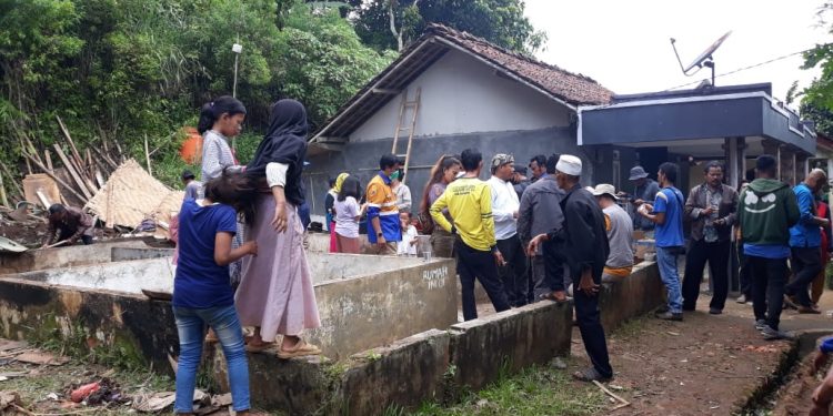 Akhirnya Gubuk Reyot Pak Jajang Dibedah oleh Pegawai PU Kabupaten Sukabumi