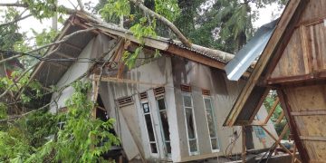 Imbas Hujan Disertai Angin Kencang, Sejumlah Rumah warga di Cicadas Sukabumi Rusak