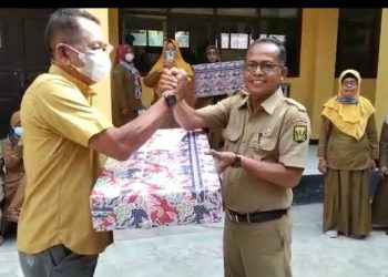 Penuh Keharuan SDN 03 Palabuhanratu Lepas Purnabakti ‘Paturay Tineung’ Kepala Sekolah