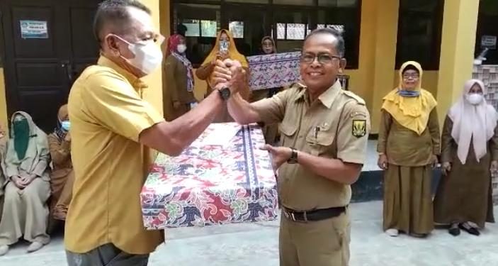 Penuh Keharuan SDN 03 Palabuhanratu Lepas Purnabakti ‘Paturay Tineung’ Kepala Sekolah