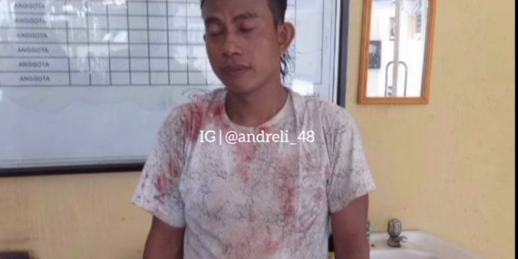 Intip Isteri sedang Enak-enak dengan Selingkuhannya, Suami Kalap Bacok Keduanya Hingga Kritis