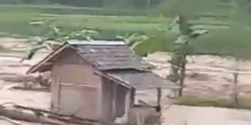 Kali Cibodas Cianjur Meluap, Banjiri Sawah Serta hanyutkan Sebuah Rumah Warga