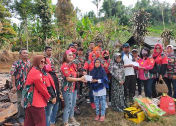Bentuk Kepedulian Terhadap Korban Musibah Kebakaran, Ormas LMPI Kab. Sukabumi Salurkan Bantuan