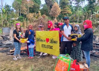 Peduli Kemanusian, DPC Peace Love Indonesia Kab. Sukabumi Salurkan Bantuan Untuk Korban Kebakaran