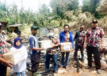 Peduli Kemanusian, MAC LMPI Kecamatan Cikembar Salurkan Bantuan Kepada Keluarga Korban Kebakaran