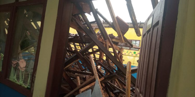 Akibat Gempa Atap Bangunan Sekolah di Ciemas Ambruk
