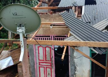 Hujan Deras Disertai Angin Kencang Rusak Rumah Warga di Kampung Ciburial Desa Ciambar