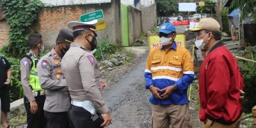 Tinjau Jembatan Rusak, Kadis PU  Sukabumi Asep Japar Katakan Akan Lakukan Perbaikan Secepatnya