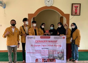 Berantas Buta Aksara Arab, Mahasiswa KKN STIE PGRI Sukabumi Bagikan Ratusan Al Qur’an dan Kitab Iqra