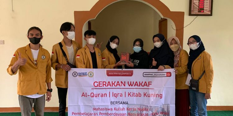 Berantas Buta Aksara Arab, Mahasiswa KKN STIE PGRI Sukabumi Bagikan Ratusan Al Qur’an dan Kitab Iqra