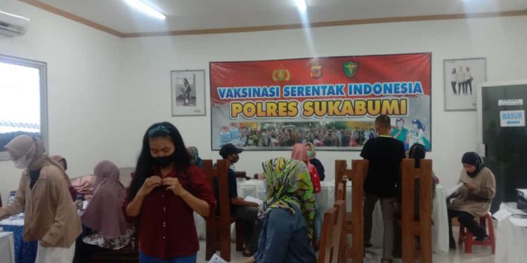 Percepat Target Vaksin Kapolda bersama Kapolres Sukabumi Jemput Bola dengan Melaksanakan Vaksinasi di PT. Daehan Global
