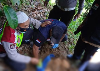 Curiga dengan Urugan Tanah yang Masih Baru, Digali, tak Disangka Warga Temukan Jasad Bayi