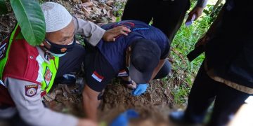 Curiga dengan Urugan Tanah yang Masih Baru, Digali, tak Disangka Warga Temukan Jasad Bayi