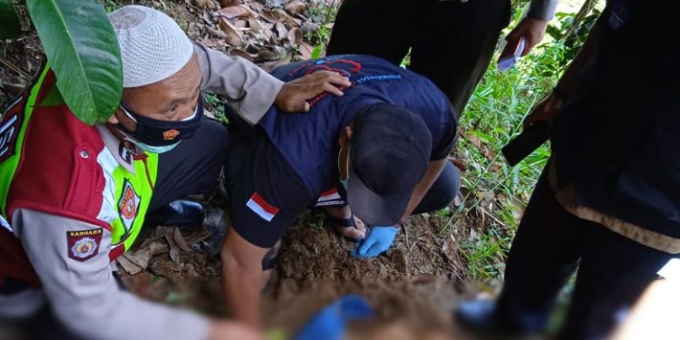 Curiga dengan Urugan Tanah yang Masih Baru, Digali, tak Disangka Warga Temukan Jasad Bayi
