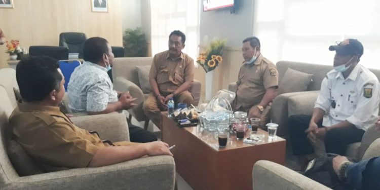 Jalan Rusak Parah, 3 Kades Dari Kecamatan Ciemas Sambangi Kadis PU Kabupaten Sukabumi