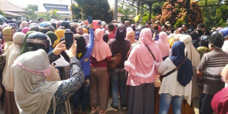 Minyak Goreng Langka, Seorang IRT Meninggal Saat Ngantri