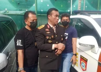 Tak Tanggung-tanggung Seorang Pria Menyamar jadi Anggota Polisi dengan Pangkat Bintang 3