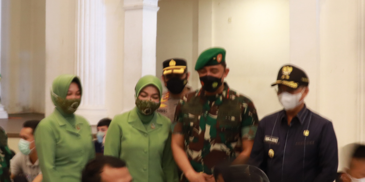 Danrem 061/Suryakancana, Brigjen TNI Rudy Saladin Tinjau Pelaksanaan Vaksinasi oleh Pemkot Sukabumi dan Kodim pada Warga