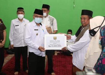 Wabup Suoabumi H. Iyos Somantri Laksanakan Muhibah Ramadhan di Masjid Jami Attarbiyah, Desa Batununggal Cibadak