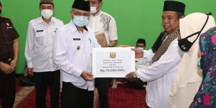 Wabup Suoabumi H. Iyos Somantri Laksanakan Muhibah Ramadhan di Masjid Jami Attarbiyah, Desa Batununggal Cibadak