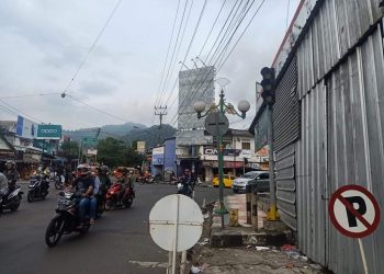 Sudah Seminggu Traffic Lights di Perempatan Jalan Siliwangi Palabuhanratu Tidak Menyala. Kecelakaan Malah Menurun, Kok Bisa?