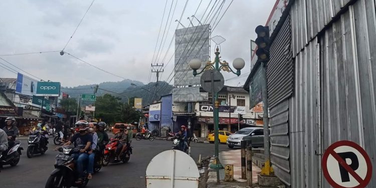 Sudah Seminggu Traffic Lights di Perempatan Jalan Siliwangi Palabuhanratu Tidak Menyala. Kecelakaan Malah Menurun, Kok Bisa?